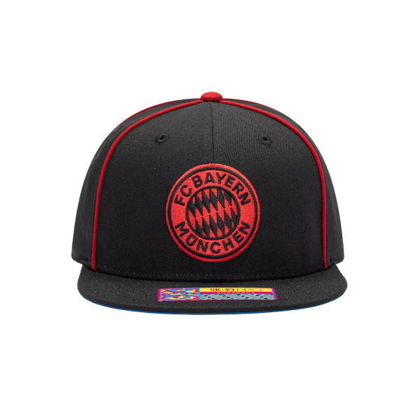 Front view of the FC Bayern Cali Night Snapback with high crown, flat peak, and snapback closure, in black/red.