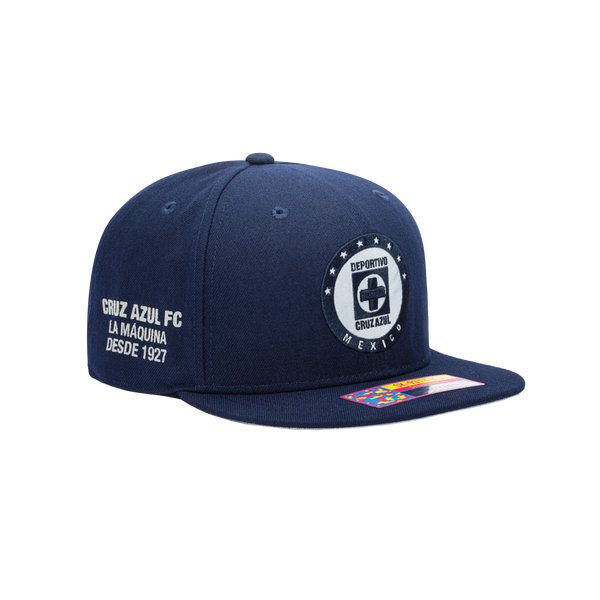 Side view of the Cruz Azul Braveheart Snapback with flat peak and high crown in blue.