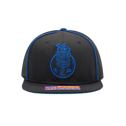 Front view of the FC Porto Cali Night Snapback with high crown, flat peak, and snapback closure, in black/blue.