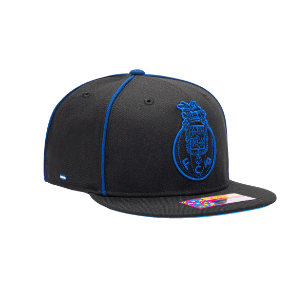 Side view of the FC Porto Cali Night Snapback with high crown, flat peak, and snapback closure, in black/blue.