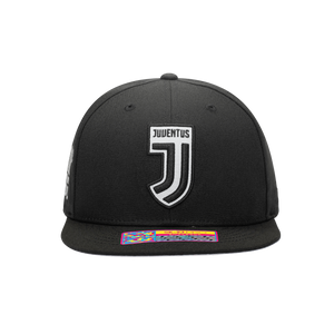 Front view of the Juventus Braveheart Snapback in black, with high crown and flat peak.