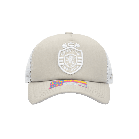 Front view of the Sporting Clube de Portugal Fog Trucker with high structured crown, curved peak brim, mesh back, and snapback closure, in Grey/White.