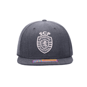 Front view of Sporting Clube de Portugal Platinum Snapback with high crown, flat peak, and snapback closure, in grey